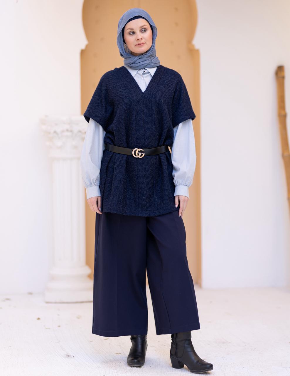 Short woolen pants in Navy