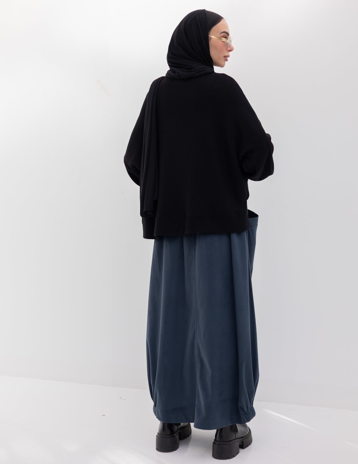 Velvet skirt with pockets in Navy