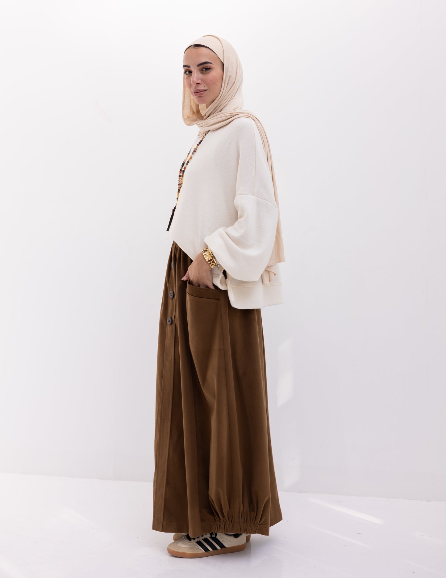 Velvet skirt with pockets in Brown