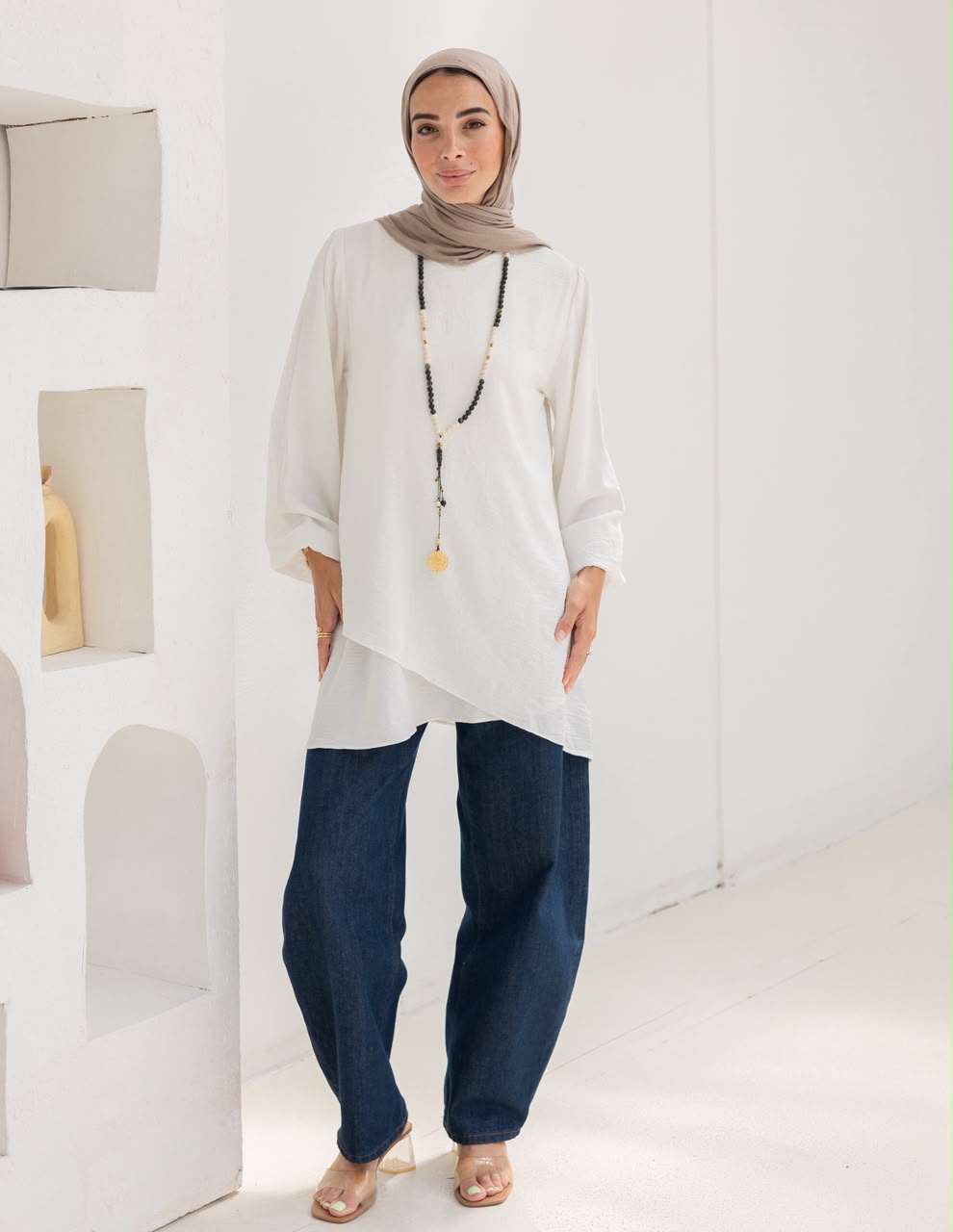 Crossed top with sleeves in light off white