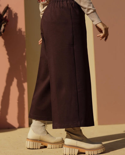 Modest trendy pants with pocket in Brown