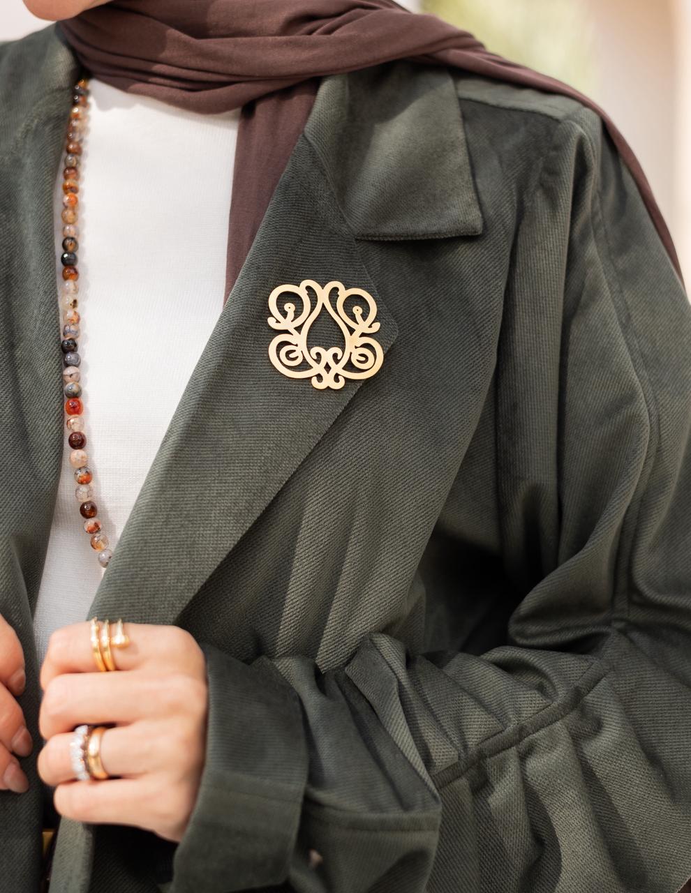 Iconic golden brooch