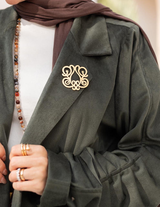 Iconic golden brooch