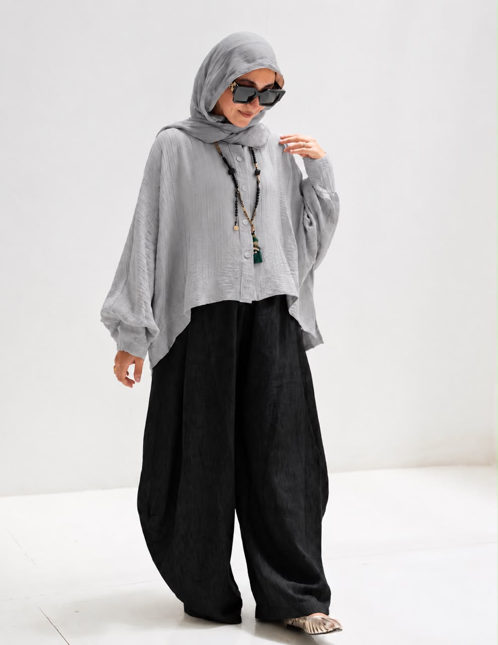 Trendy blouse with buttons ( light gray )