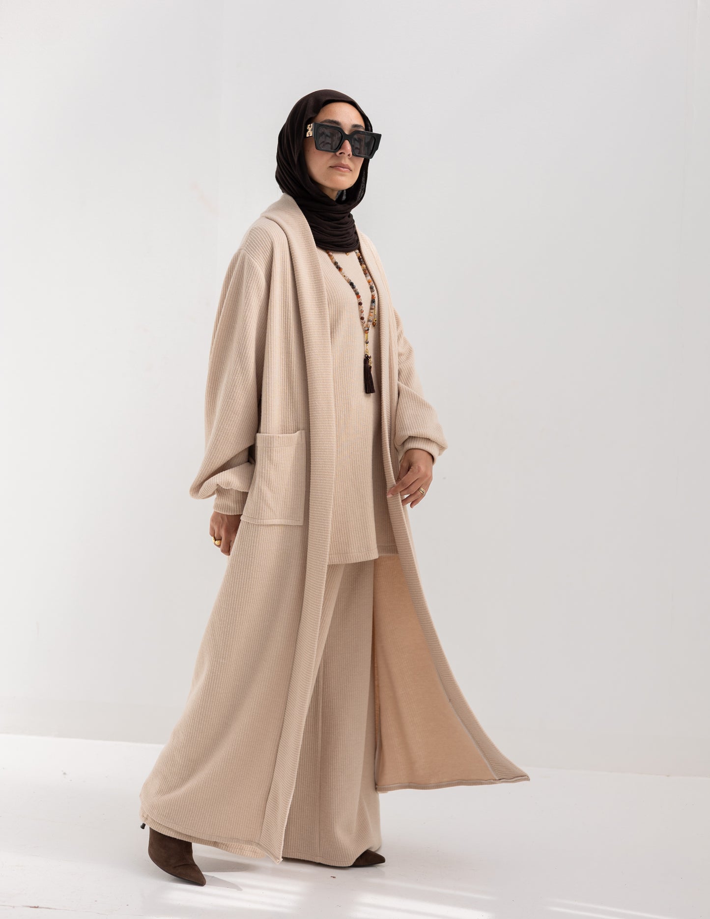 Woolen knitted cardigan with pockets in Beige