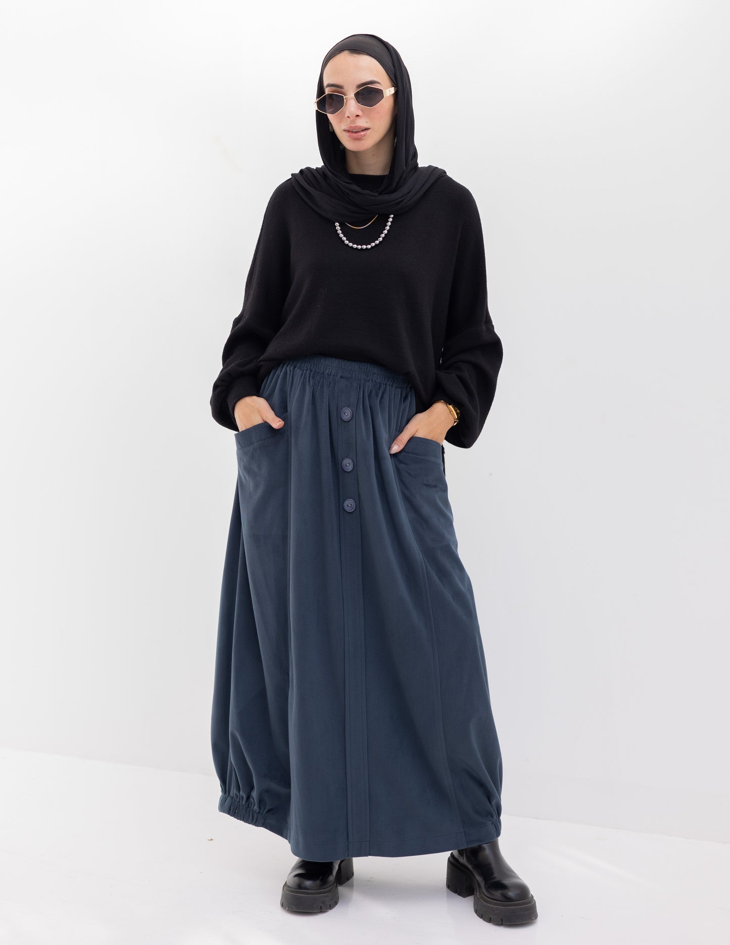 Velvet skirt with pockets in Navy