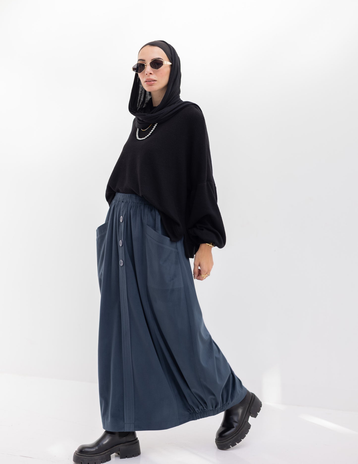 Velvet skirt with pockets in Navy