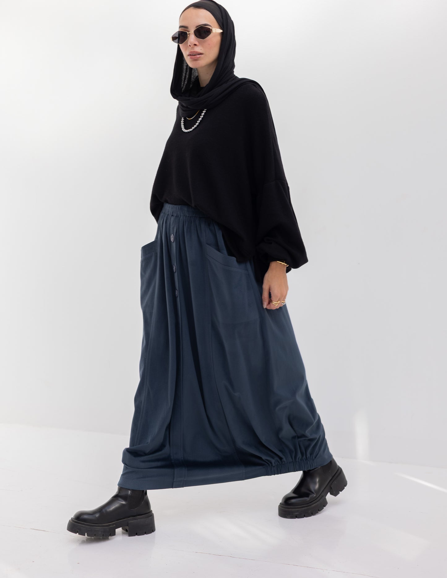 Velvet skirt with pockets in Navy