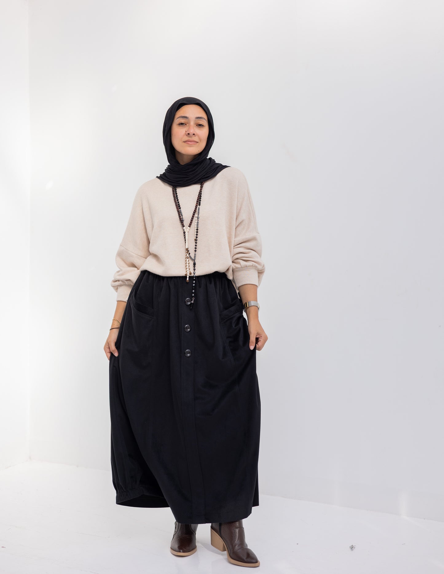 Velvet skirt with pockets in Black