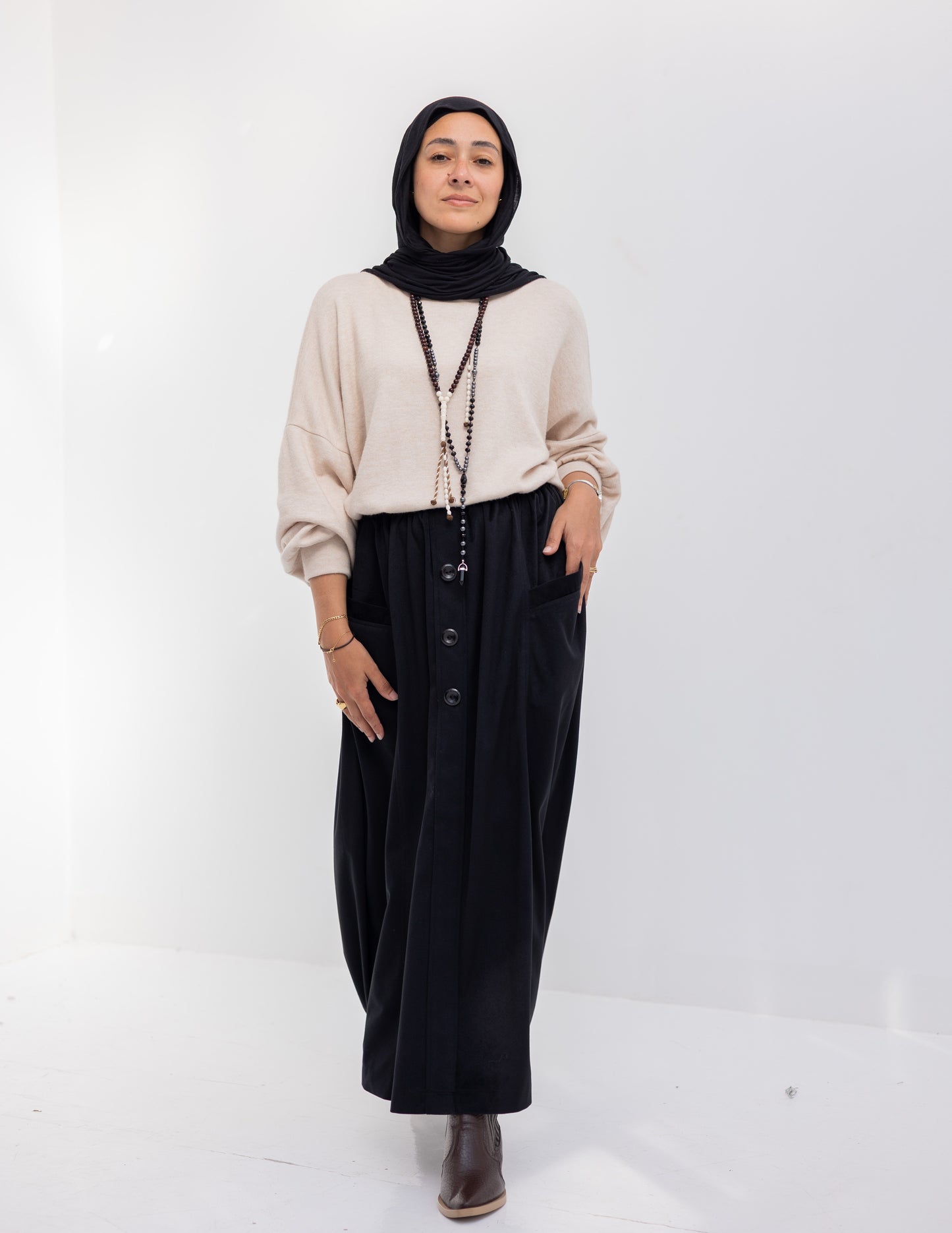 Velvet skirt with pockets in Black