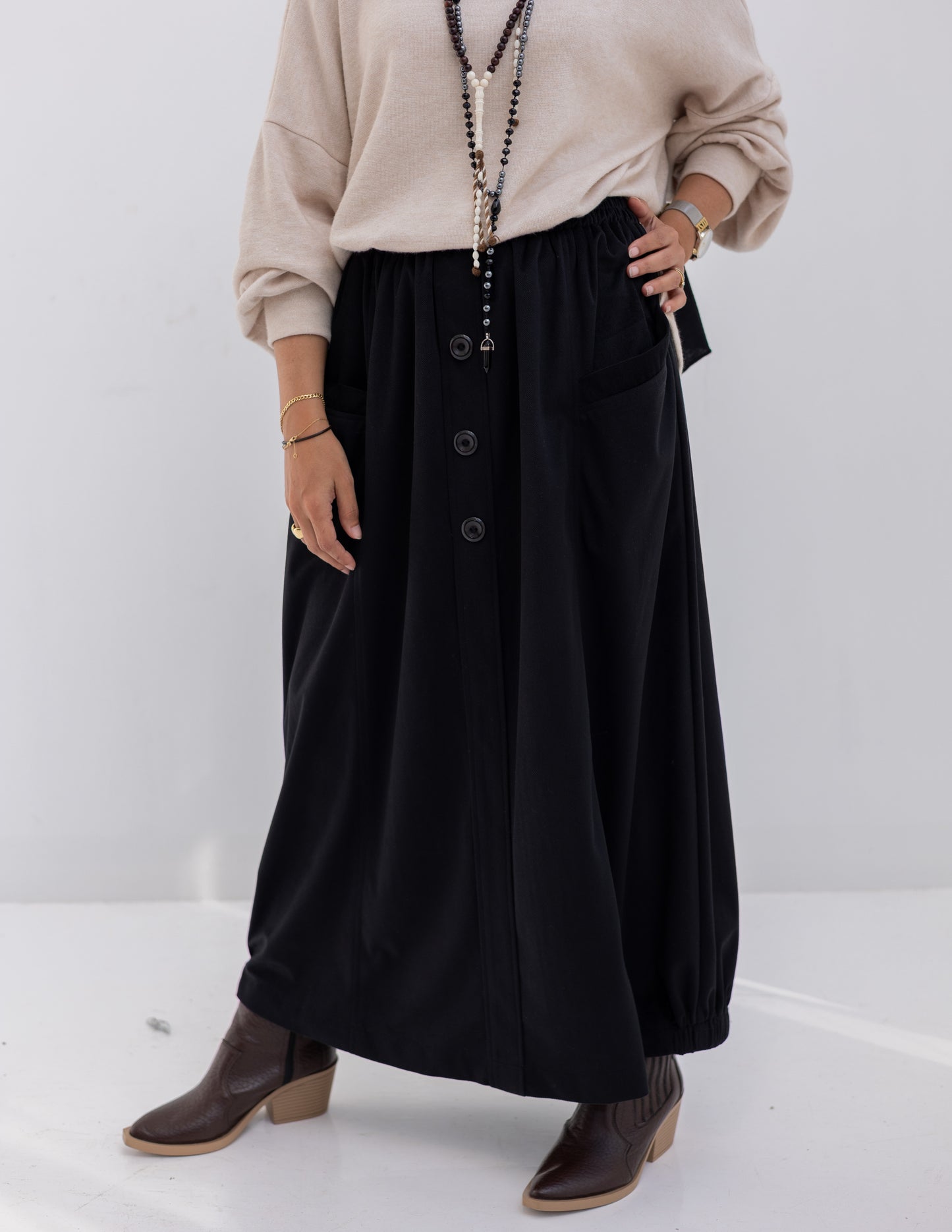 Velvet skirt with pockets in Black