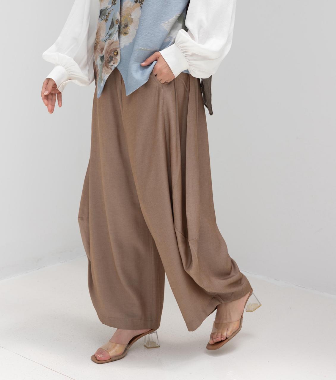 Soft summer light Gypsy pants in Dark cafe