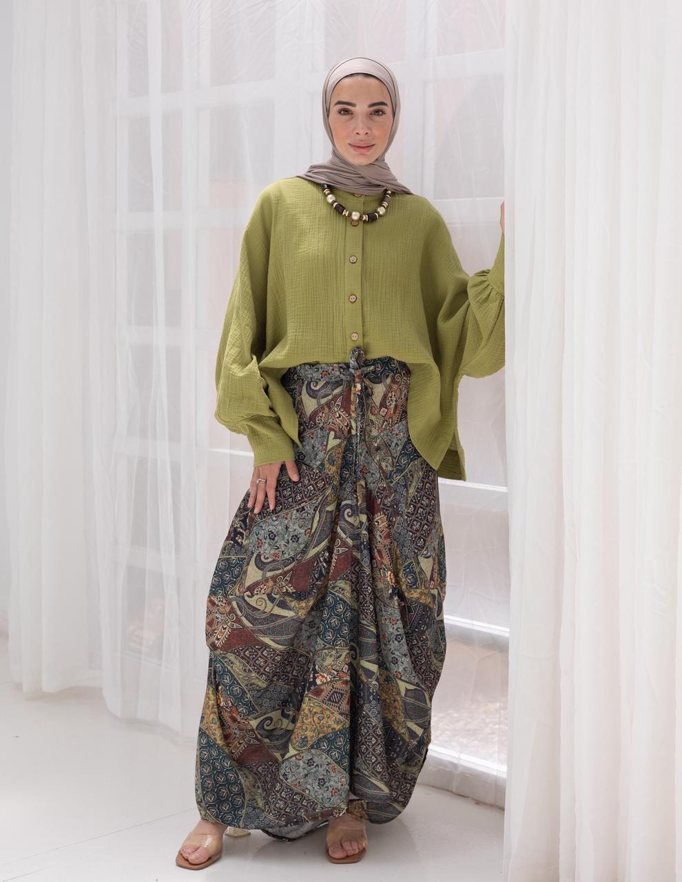 Elegant short blouse with buttons  in Green