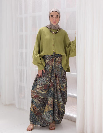 Elegant short blouse with buttons  in Green