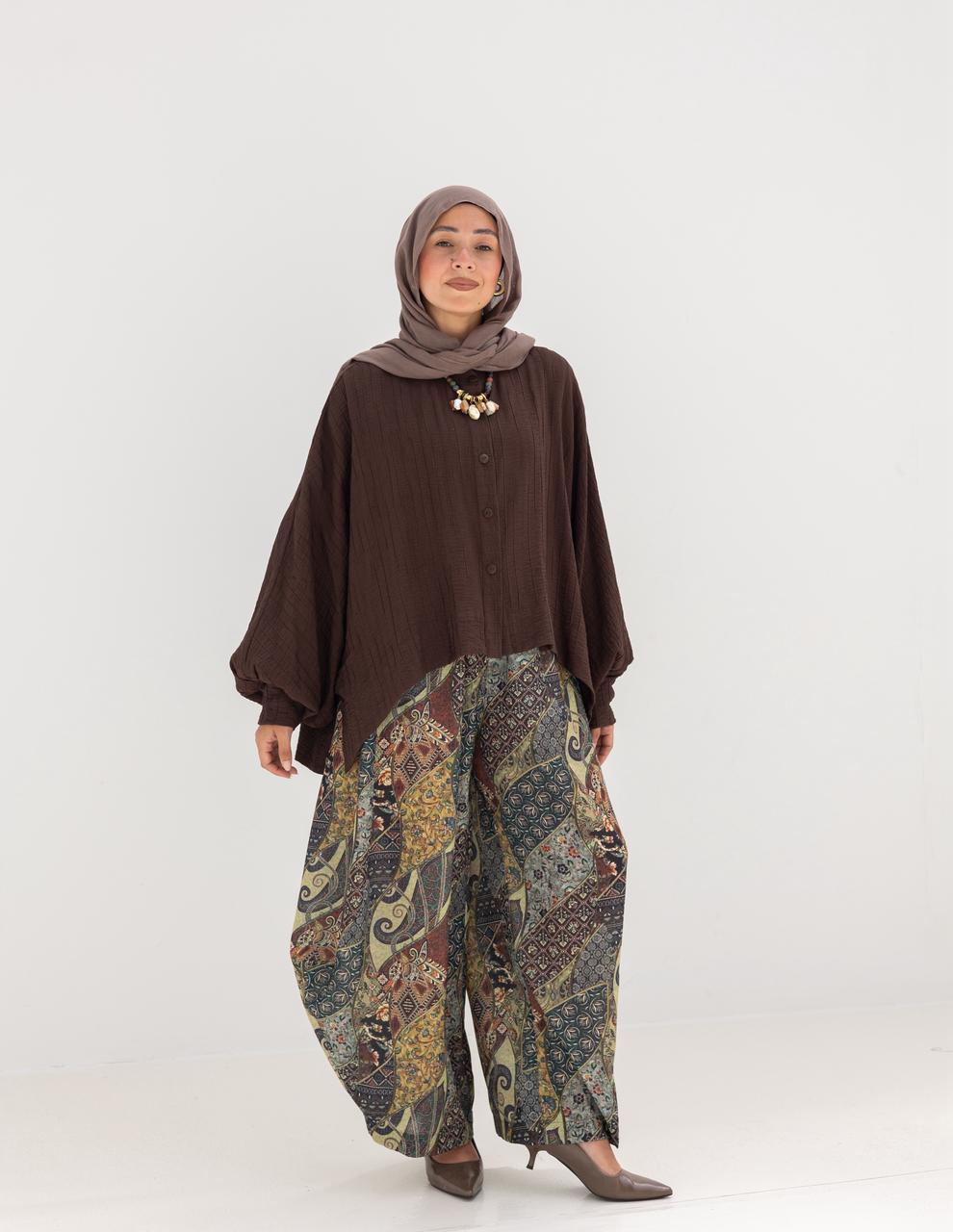 Elegant short blouse with buttons  in Brown