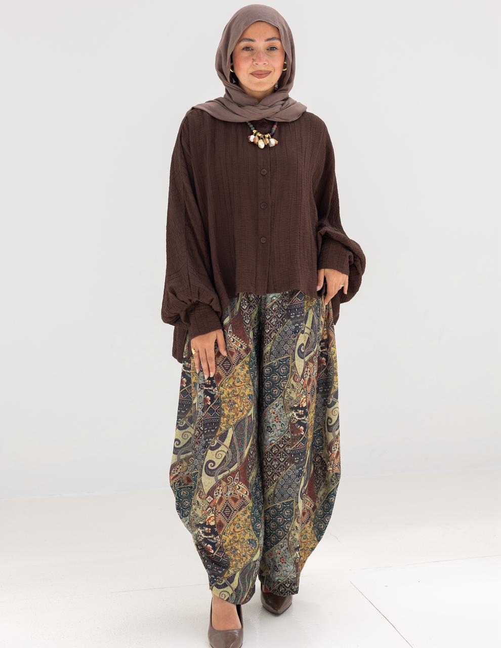 Elegant short blouse with buttons  in Brown
