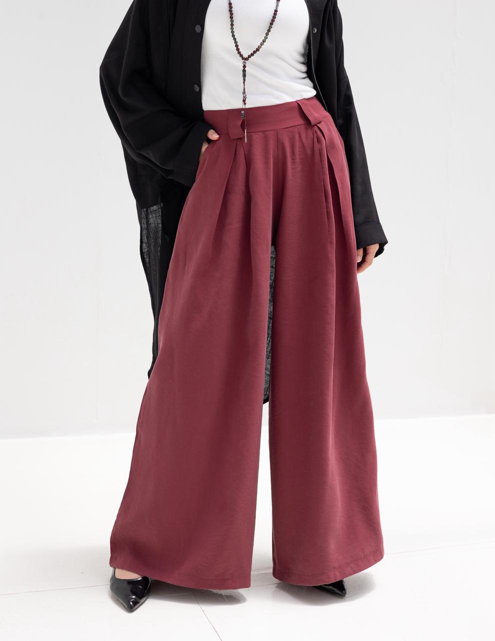 Trendy wide leg pants in Burgundy