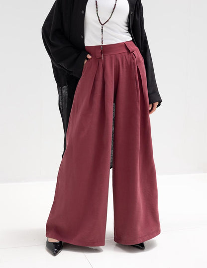 Trendy wide leg pants in Burgundy