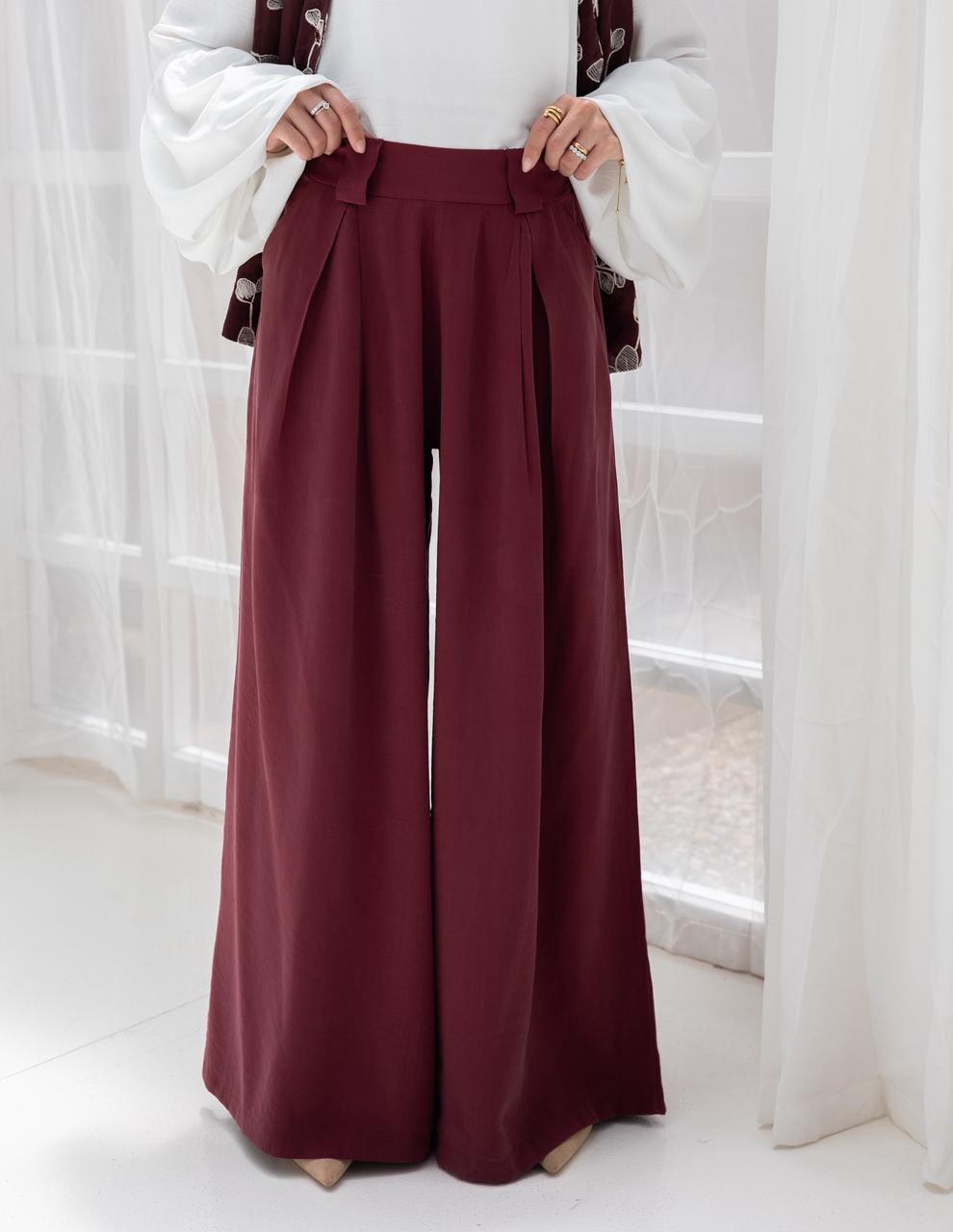Trendy wide leg pants in Burgundy