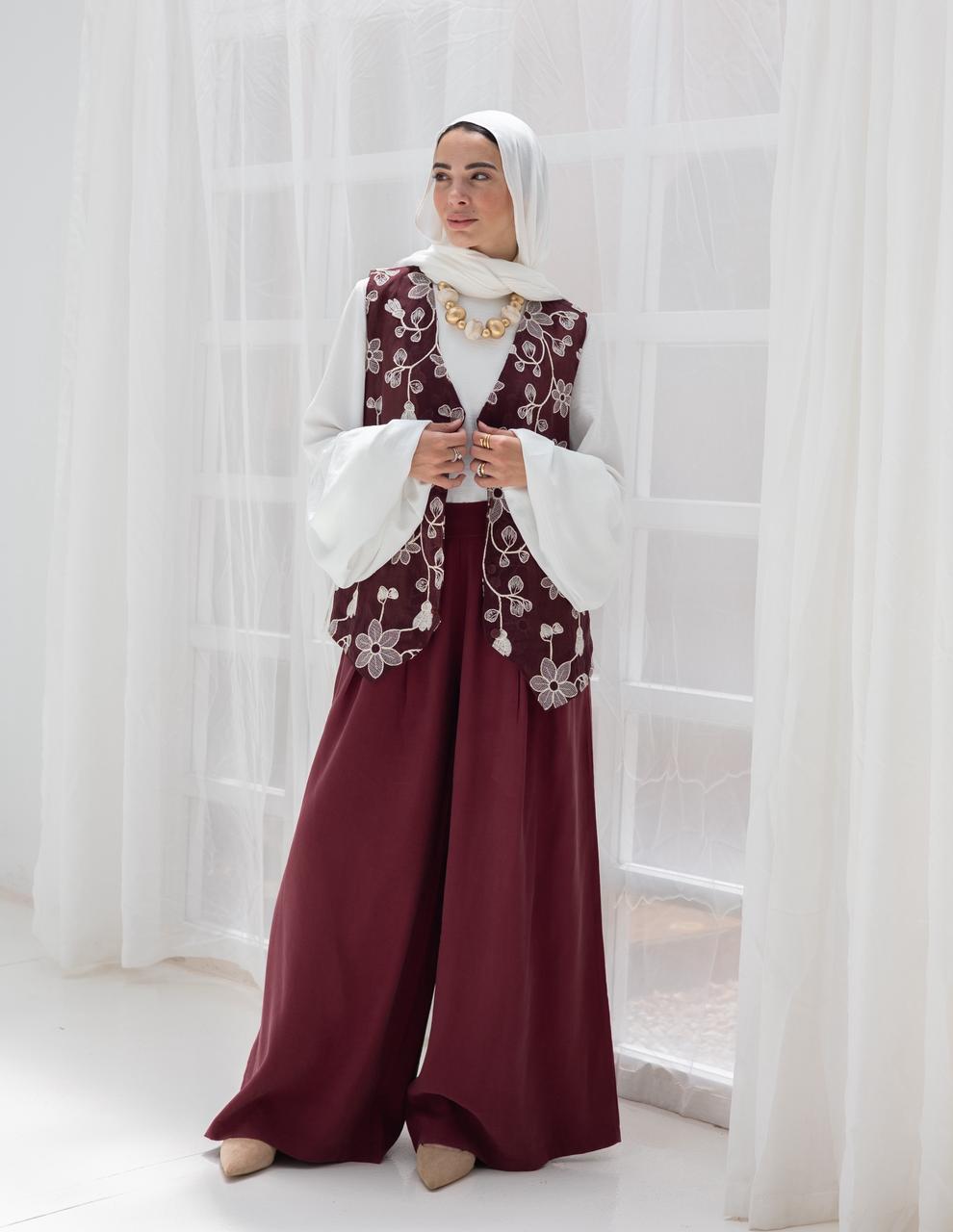 Trendy wide leg pants in Burgundy