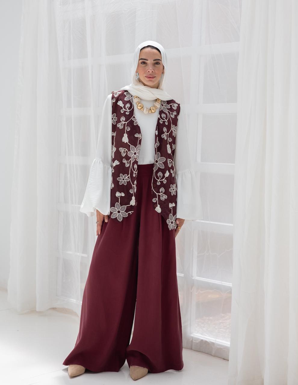 Trendy wide leg pants in Burgundy