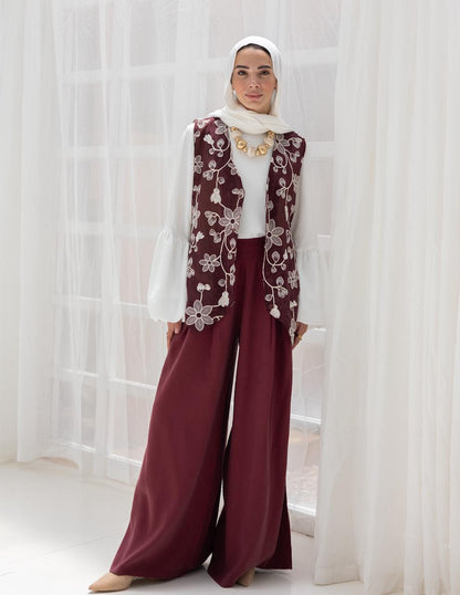 Trendy wide leg pants in Burgundy