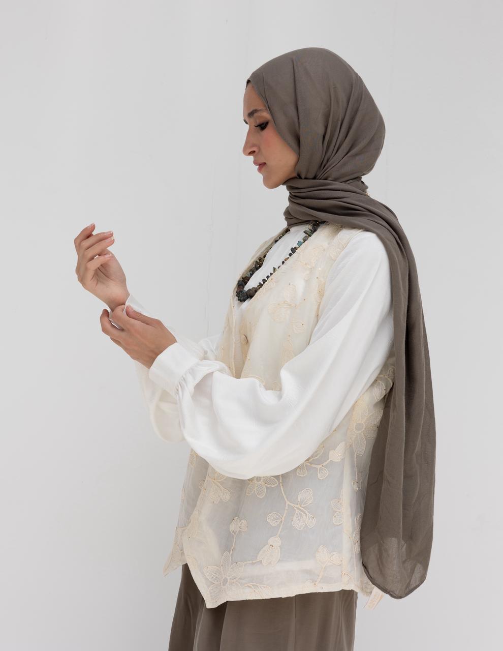 Embroidered vest in Offwhite