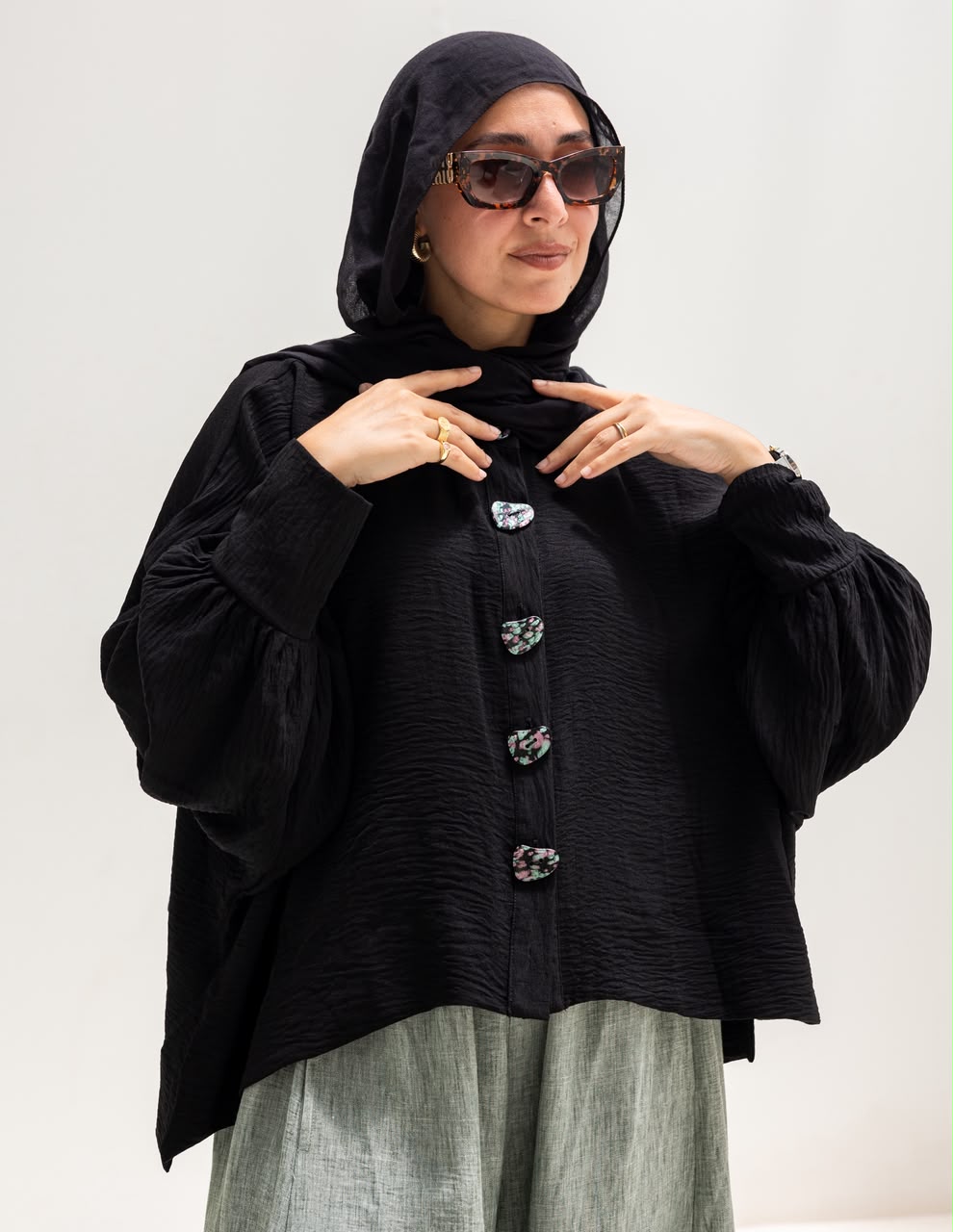 Trendy blouse with buttons in Black