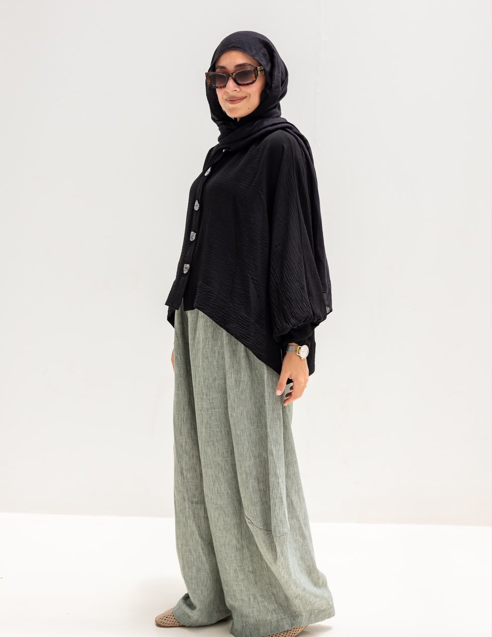 Trendy blouse with buttons in Black