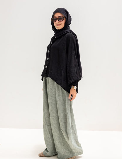 Trendy blouse with buttons in Black