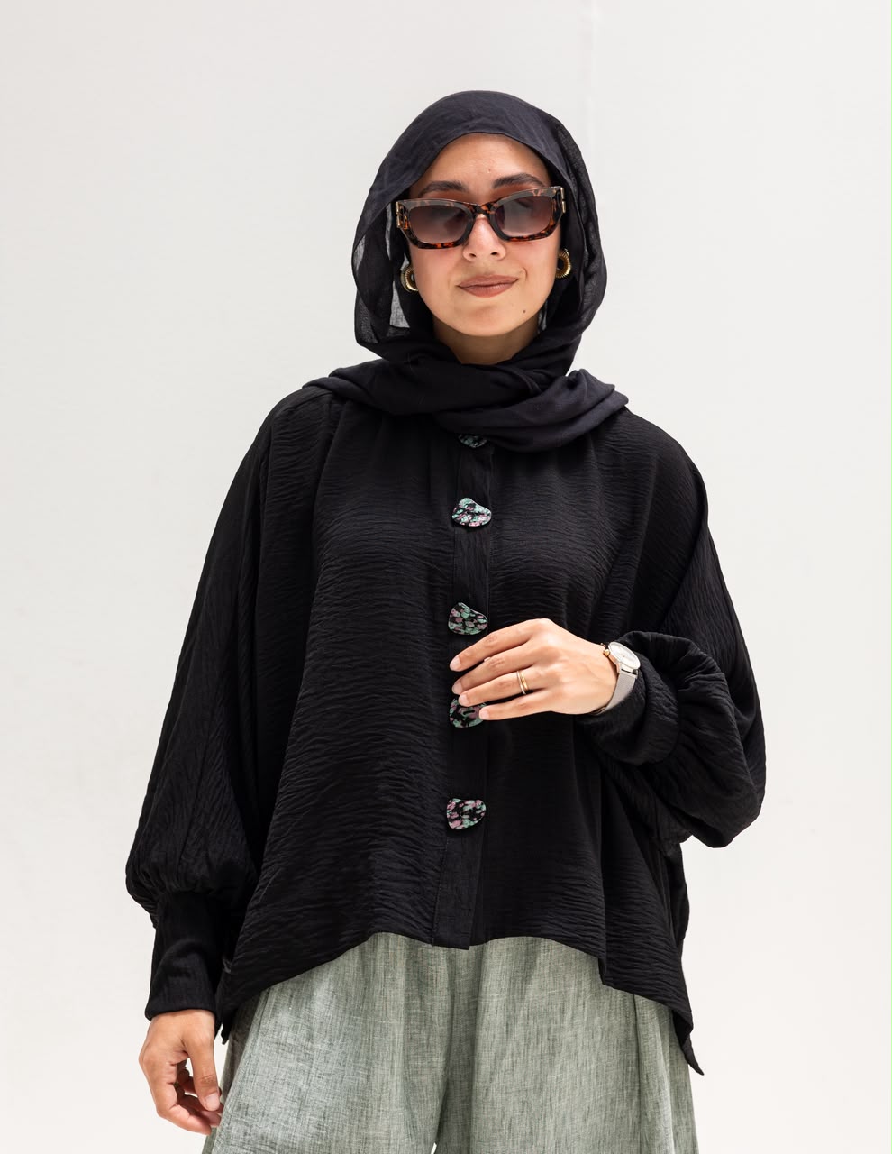 Trendy blouse with buttons in Black