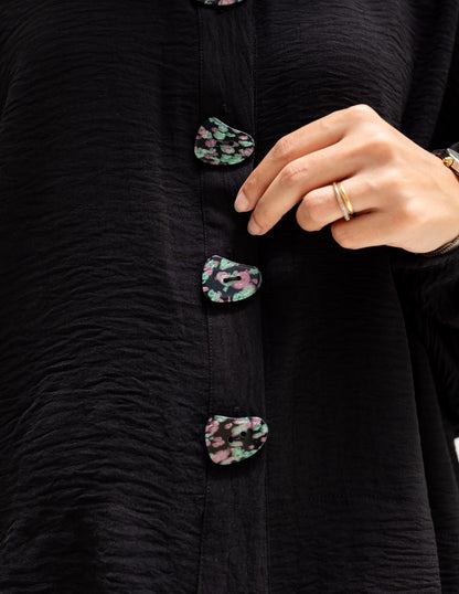 Trendy blouse with buttons in Black