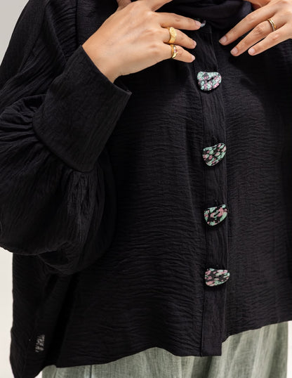 Trendy blouse with buttons in Black