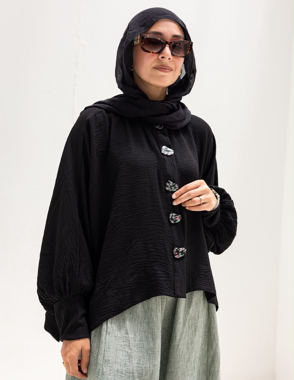 Trendy blouse with buttons in Black