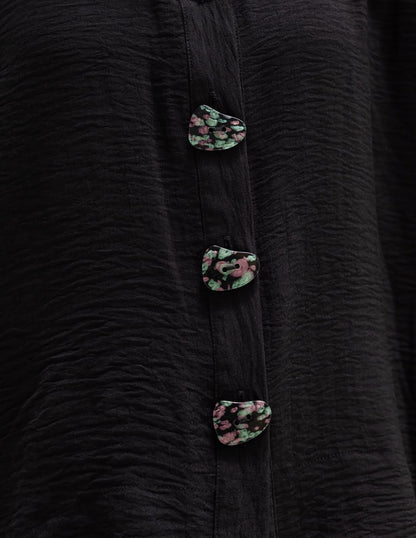 Trendy blouse with buttons in Black