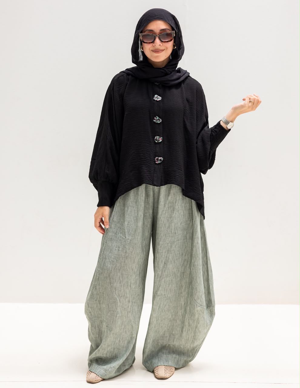 Trendy blouse with buttons in Black