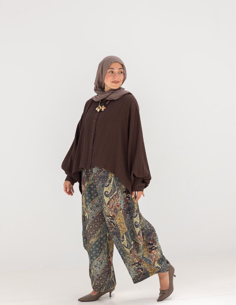 Elegant short blouse with buttons  in Brown