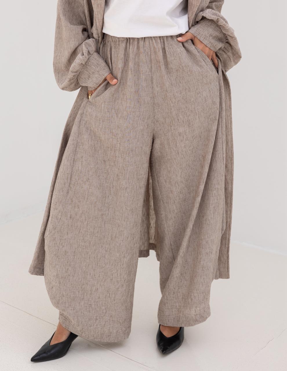 Trendy Lenin Pants with golden dots in Cafe