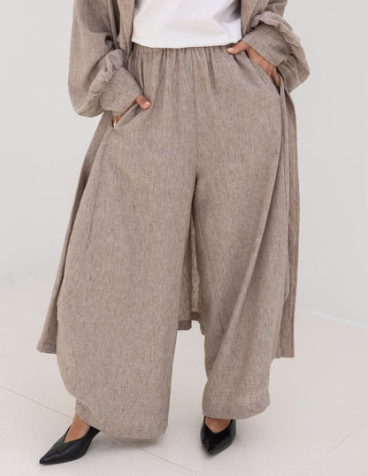 Trendy Lenin Pants with golden dots in Cafe