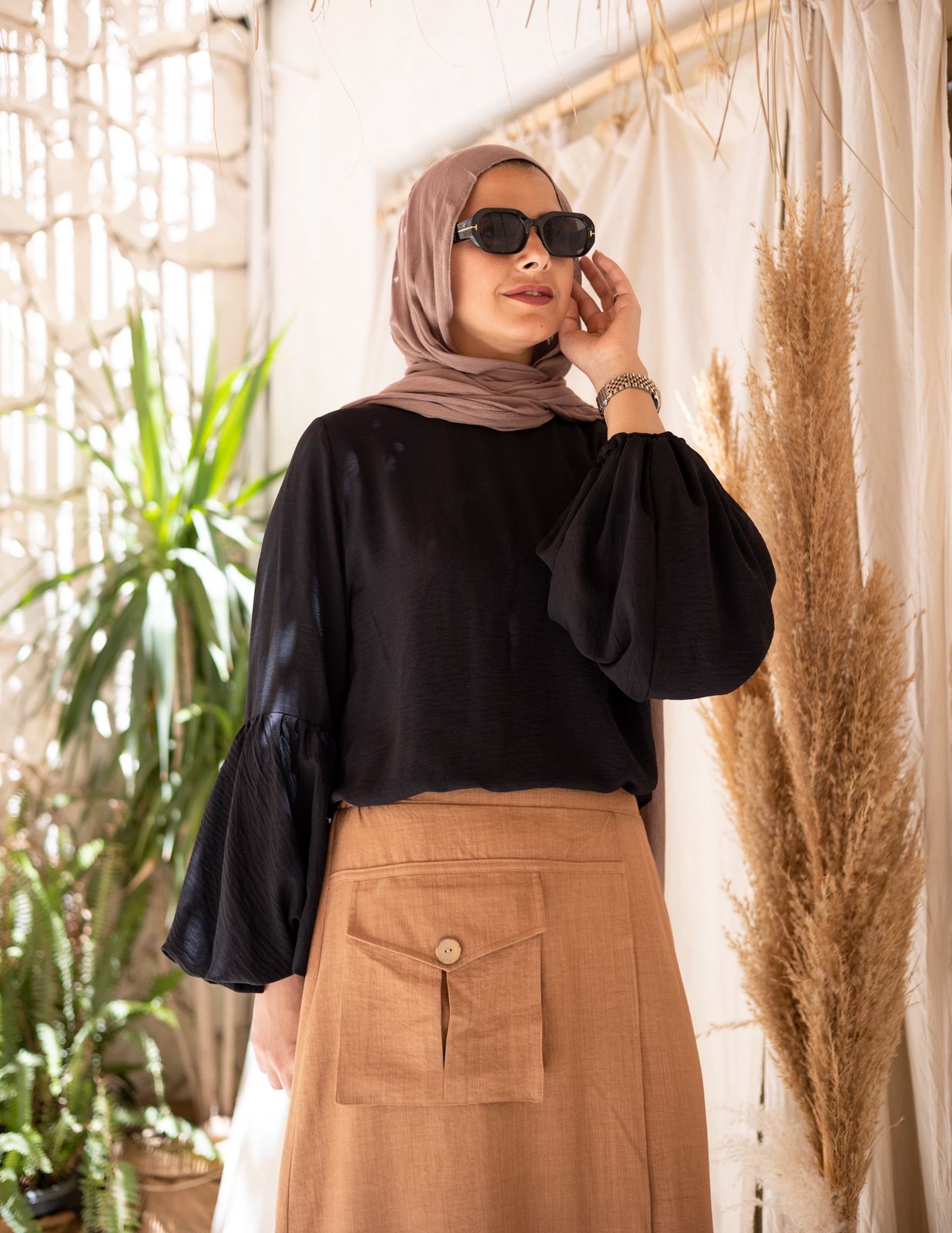 Crepe puffy sleeves top in Black