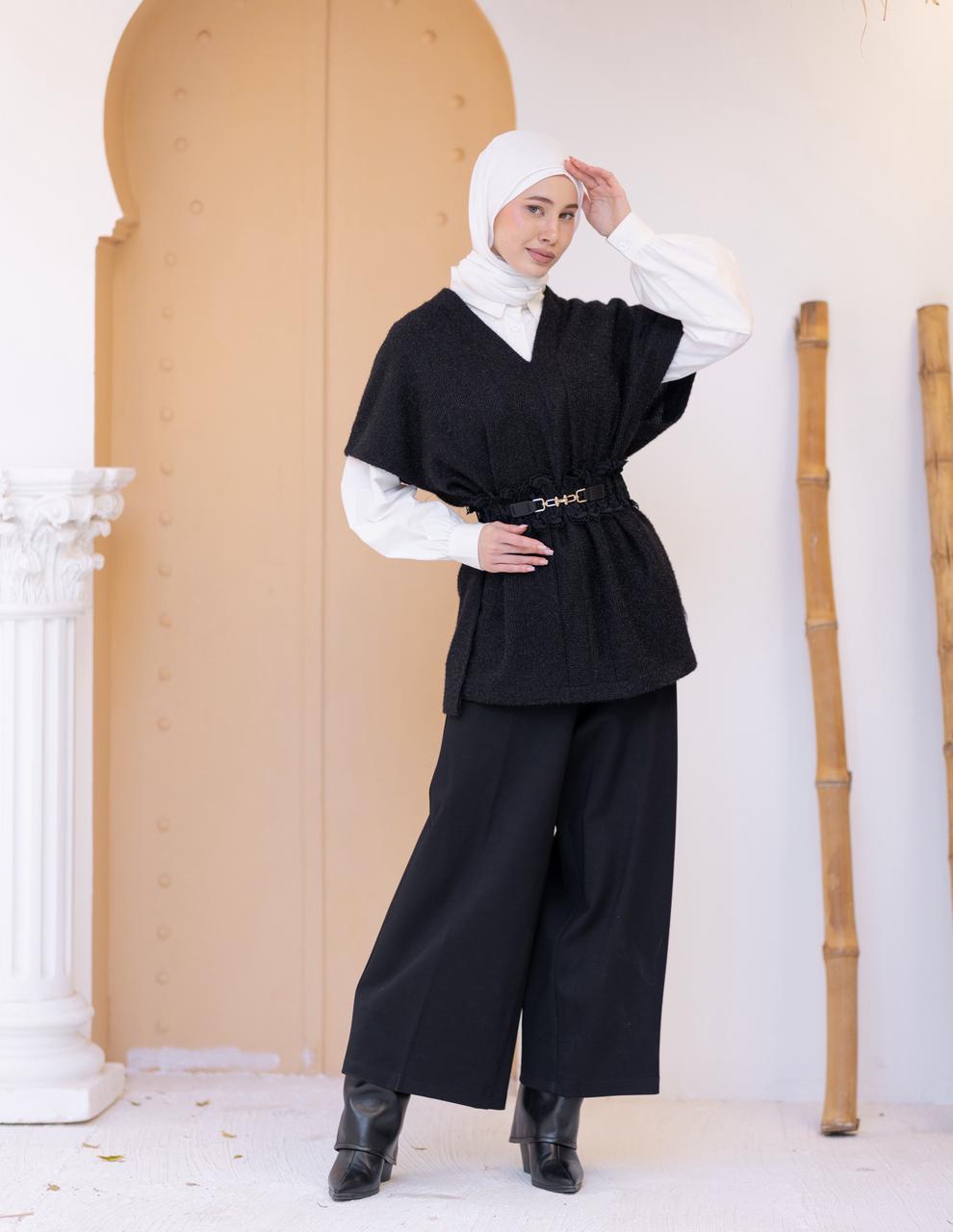 Short woolen pants in Black